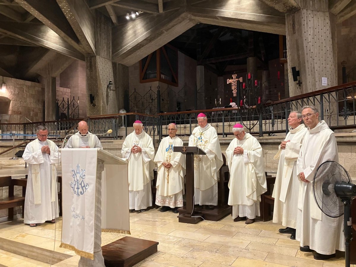 Messe dans la grotte de l'Annonciation à Nazareth. © D. R..