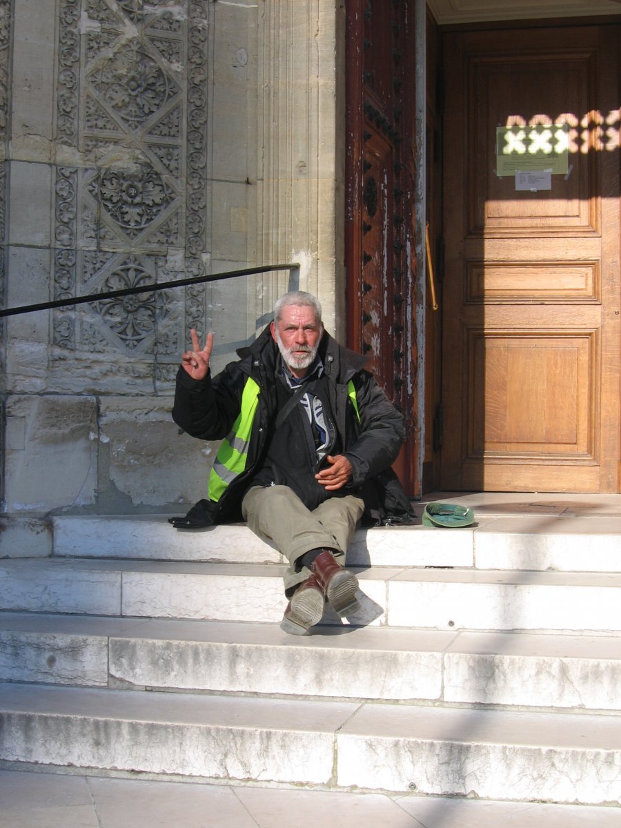 Décembre 2009 : Hiver Solidaire. Les églises de Paris ouvrent leurs portes pour accueillir les personnes de la rue pendant les périodes de grand froid 