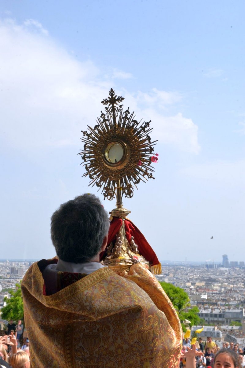 Procession de la Fête-Dieu. © Marie-Christine Bertin / Diocèse de Paris.