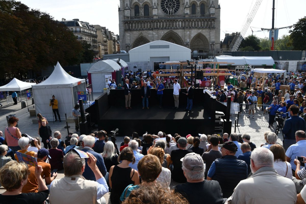 Village du chantier sur le parvis de la cathédrale Notre-Dame de Paris 2023. © Michel Pourny.