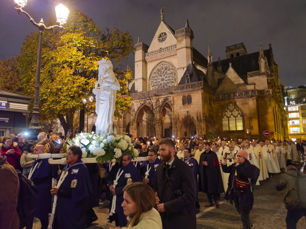 Notre Dame retrouve sa Cathédrale : procession vers le parvis de la cathédrale. © Yannick Boschat / Diocèse de Paris.