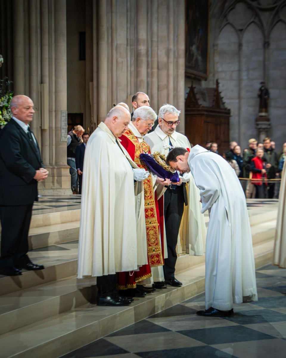 Vénération de la sainte Couronne d'épines le Vendredi saint 2026. © Liam Hoarau / Diocèse de Paris.