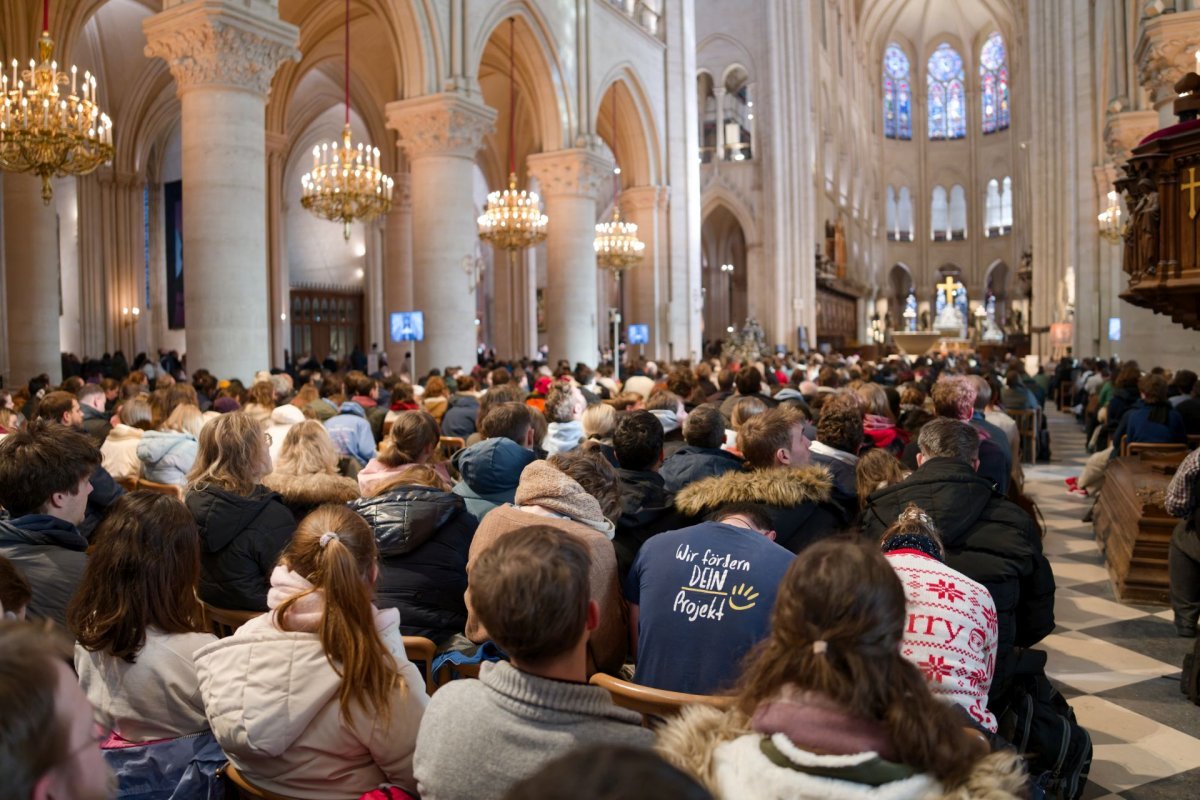 Prière du milieu du jour à Notre-Dame de Paris. © Yannick Boschat / Diocèse de Paris.