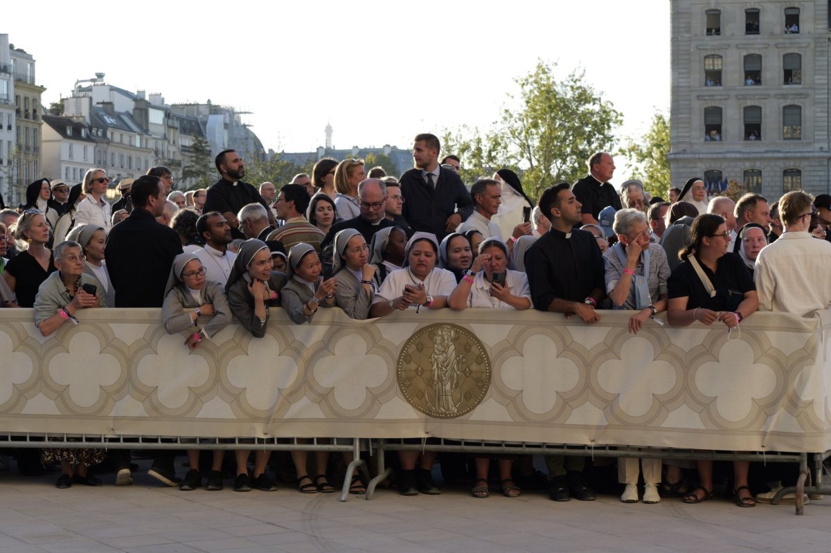 Prière des vêpres à Notre-Dame de Paris avec le Pape Léon XIV. © Yannick Boschat / Diocèse de Paris.