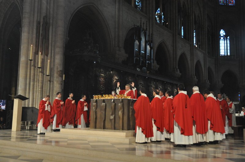 Les nouveaux prêtres concélèbrent leur première messe. © D. R..