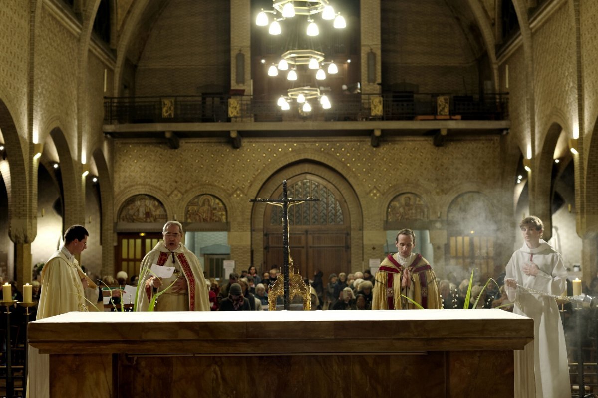 Accueil des reliques de sainte Geneviève à Saint-Léon (15e). © Trung Hieu Do / Diocèse de Paris.