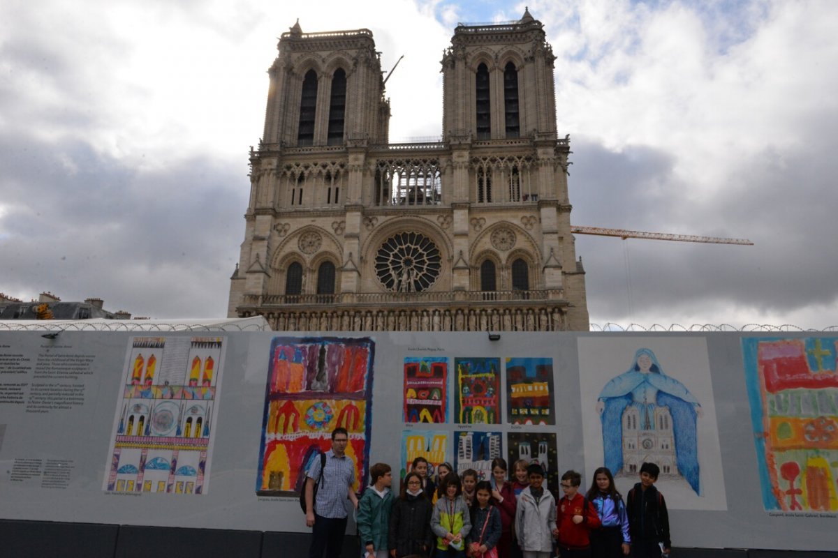 Inauguration de l'exposition de dessins au pied de la cathédrale. © Marie-Christine Bertin / Diocèse de Paris.