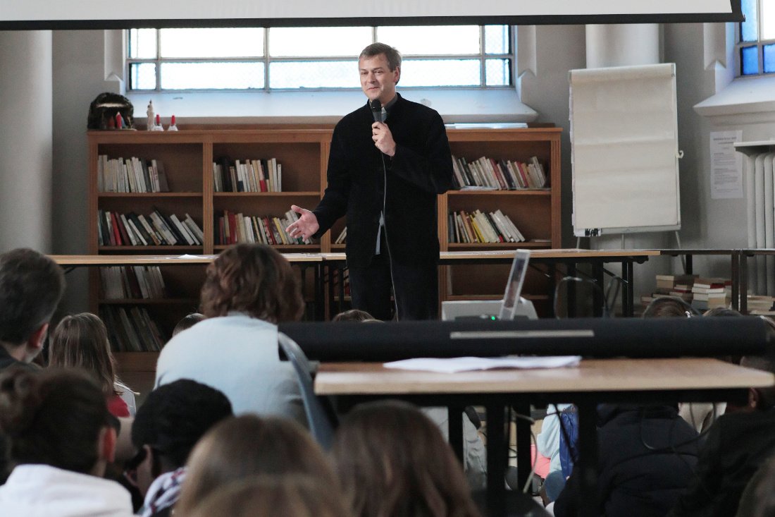 Enseignement par le Père Arnaud Gautier. © Yannick Boschat / Diocèse de Paris.