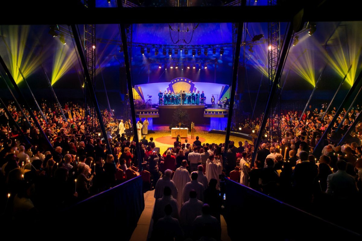 Messe de minuit sous le chapiteau du Cirque Gruss 2022. © Olivier Braj.