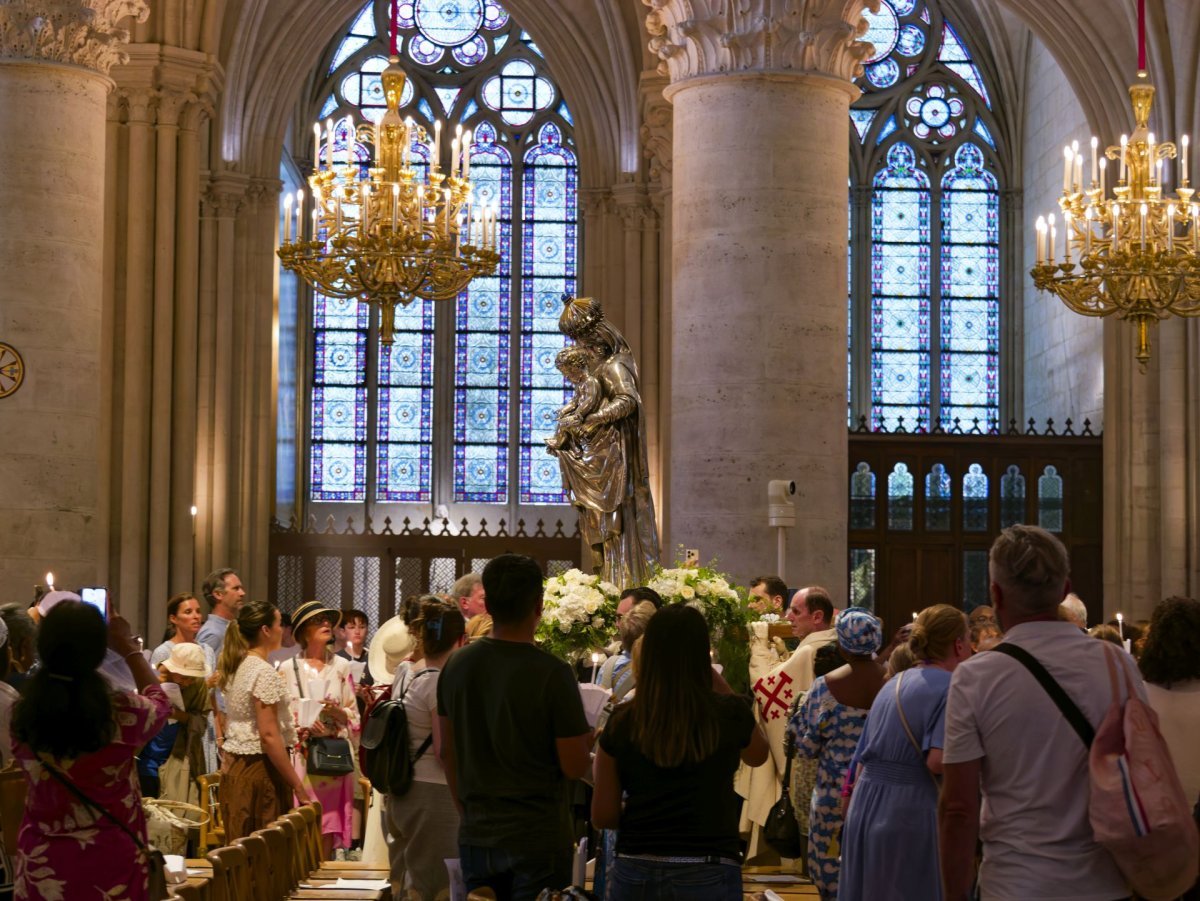 Procession dans la Cathédrale pour l'Assomption 2026. © Yannick Boschat / Diocèse de Paris.