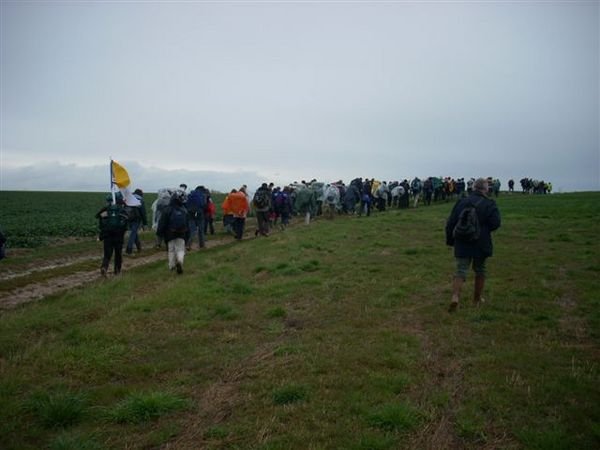 Mars : Pèlerinage des étudiants à Chartres. 3 000 étudiants ont bravé la pluie pour se rendre à Chartres à la rencontre de "Dieu riche en miséricorde." 