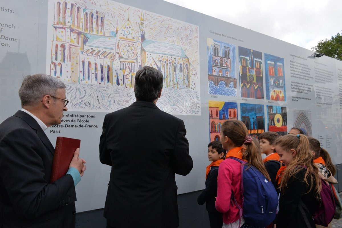 Inauguration de l'exposition de dessins au pied de la cathédrale. © Marie-Christine Bertin / Diocèse de Paris.