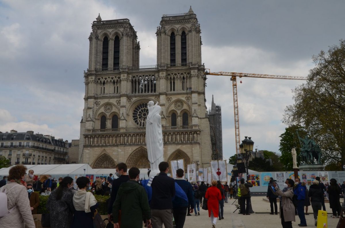 Marche vers Notre-Dame de Paris. © Michel Pourny.