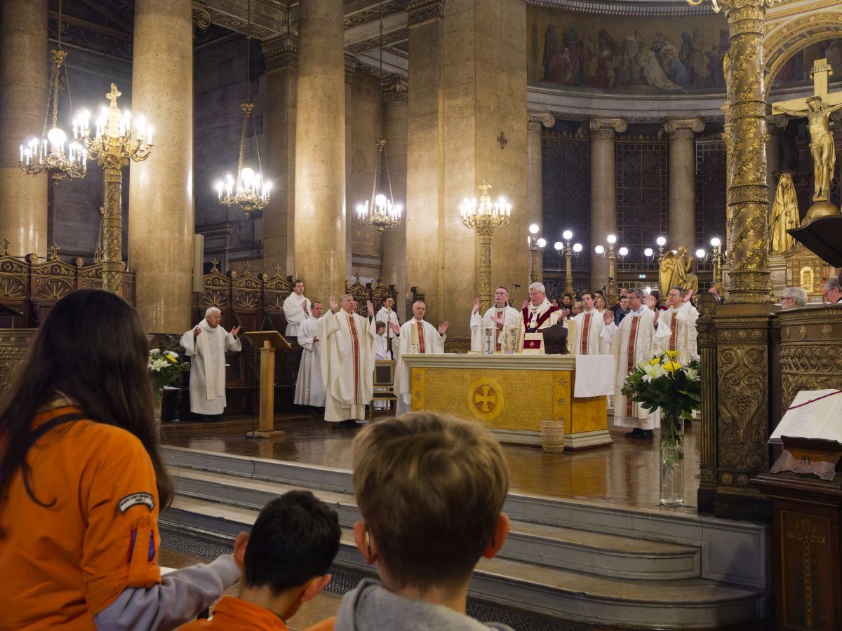 Messe pour le bicentenaire de la pose de la première pierre de l'église (…). © Yannick Boschat / Diocèse de Paris.