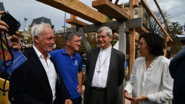 Village du chantier sur le parvis de la cathédrale Notre-Dame de Paris 2023