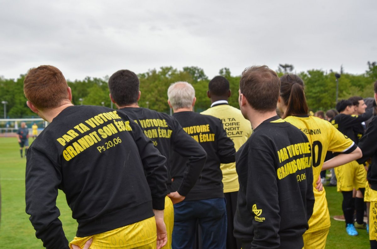 Match de football : Sélection Nationale de prêtres vs Variété Club de France. © François-Régis Salefran.