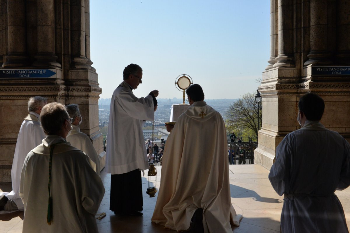 Bénédiction du Saint-Sacrement sur la ville. © Marie-Christine Bertin.