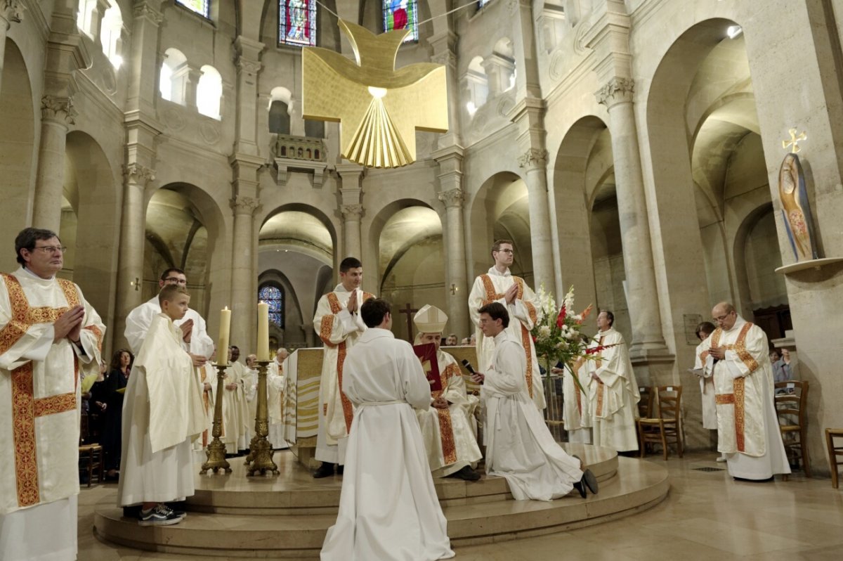 Ordinations diaconales en vue du sacerdoce 2019. Par Mgr Denis Jachiet, évêque auxiliaire de Paris, le 28 septembre 2019 à Saint-Lambert de Vaugirard. © Trung Hieu Do / Diocèse de Paris.