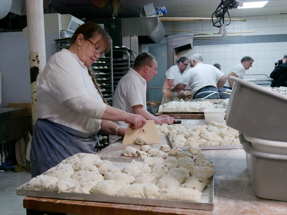 Préparation des petits pains de sainte Geneviève. © Dominique Boschat / Diocèse de Paris.