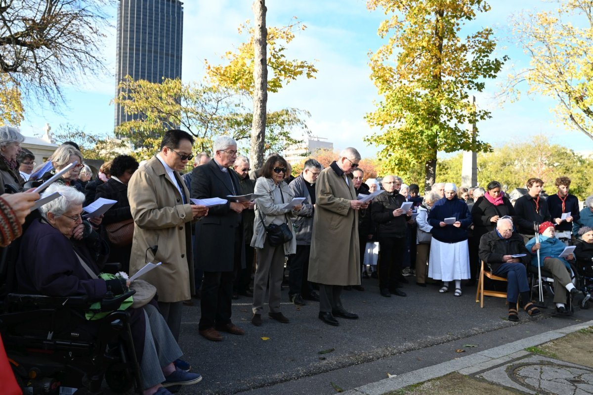 Prière pour les prêtres défunts au cimetière Montparnasse 2025. © Marie-Christine Bertin / Diocèse de Paris.