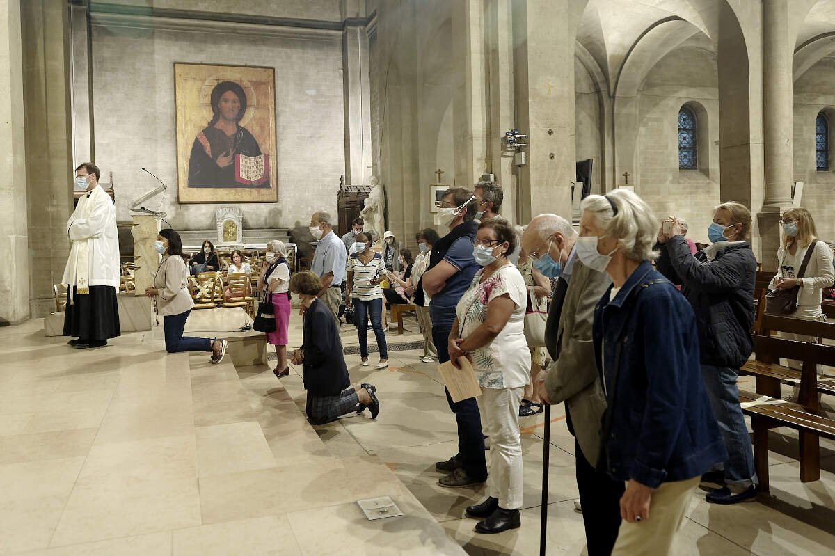 Vénération des reliques de sainte Geneviève à Saint-Lambert de Vaugirard. © Trung-Hieu Do / Diocèse de Paris.