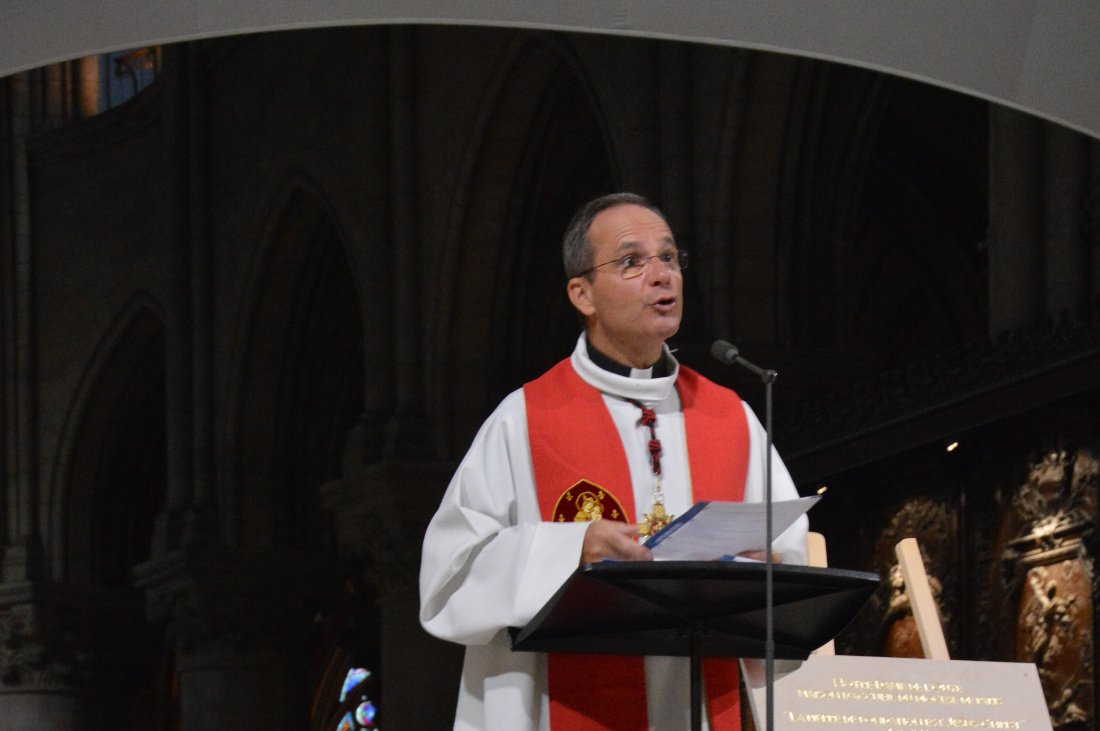 Accueil par Mgr Bruno Lefevre Pontalis, vicaire général. © Ariane Rollier.