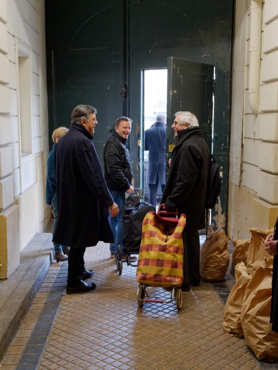 Préparation des petits pains de sainte Geneviève. © Yannick Boschat / Diocèse de Paris.