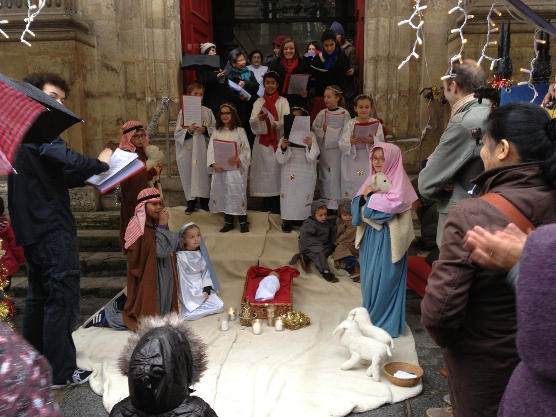 Crèche vivante et chorale d'enfant devant Sainte-Élisabeth (3e). © Pierre-Louis Lensel / Diocèse de Paris.