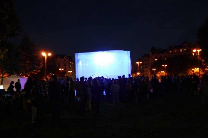 Haut de quatre mètres environ et luminescent, le cube attire les jeunes de loin.. © Charlotte Reynaud.