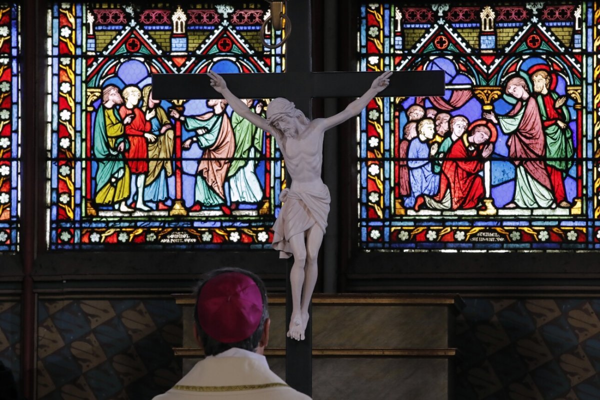 Méditation de Pâques à Notre-Dame de Paris. © Christophe Ena / Associated Press.