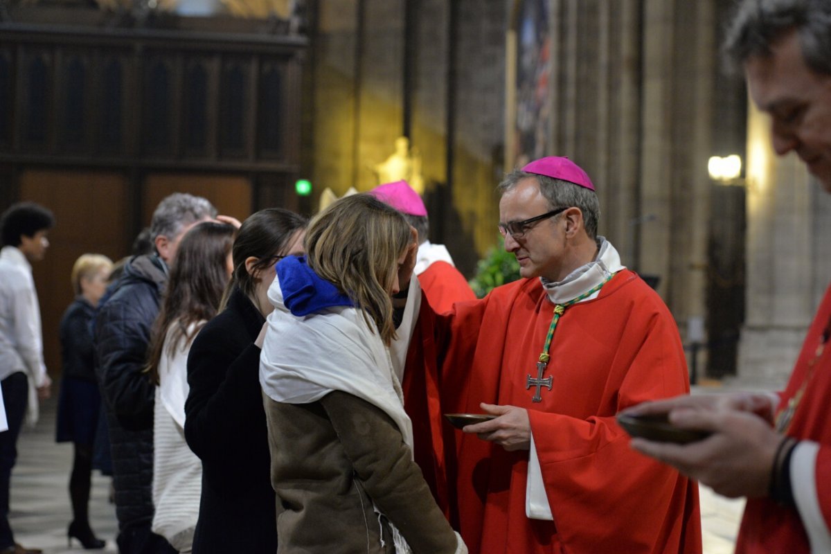 Onction du Saint Chrême. © Marie-Christine Bertin / Diocèse de Paris.