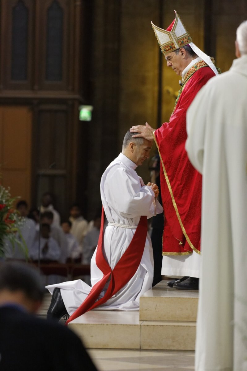 L'archevêque a imposé des mains chaque ordinand. © Yannick Boschat / Diocèse de Paris.