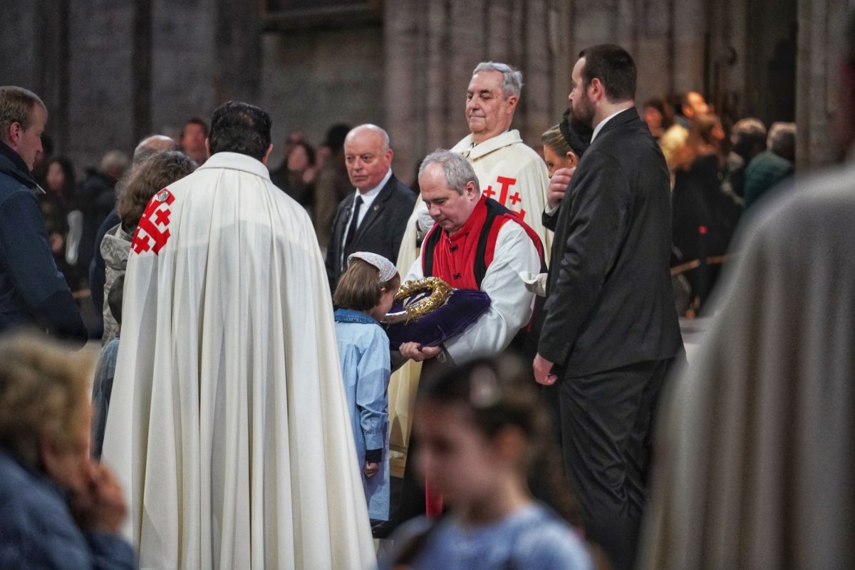 Vénération de la sainte Couronne d'épines le Vendredi saint 2026. © Illian Callé.