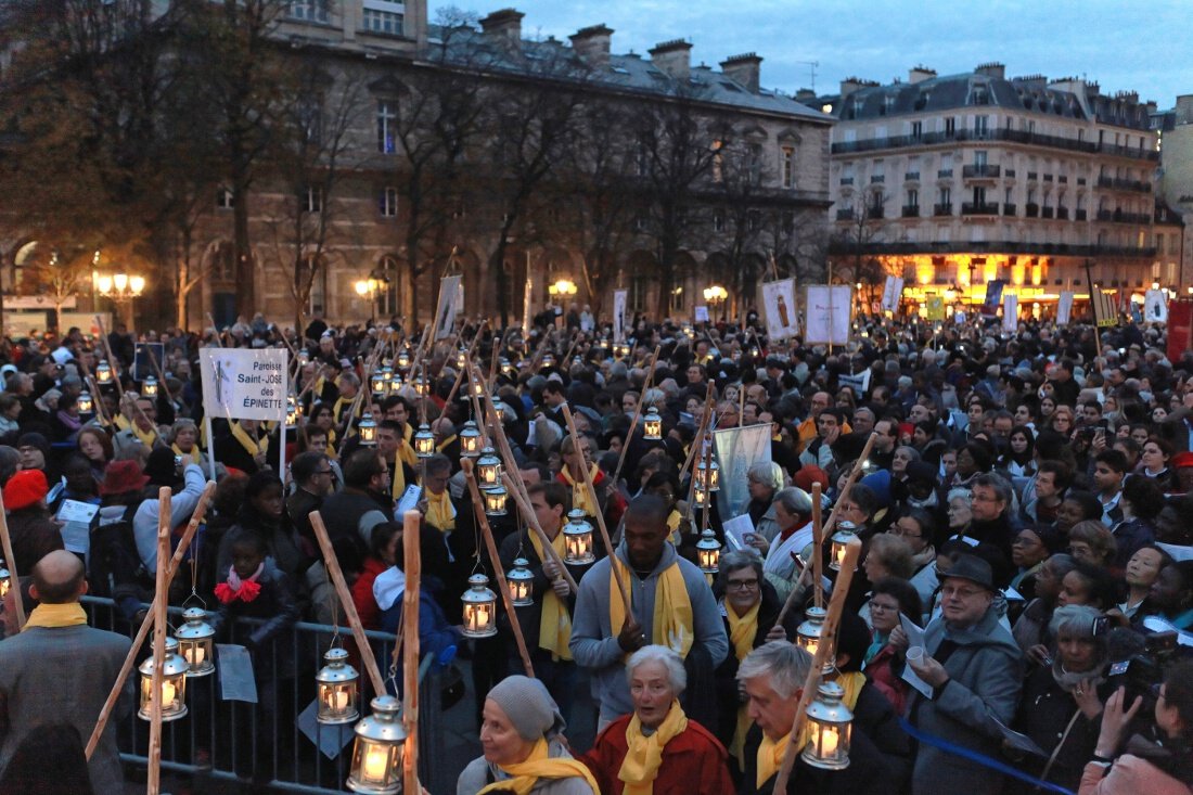 Les porteurs de lanternes sont sorti de la cathédrale. © Yannick Boschat / Diocèse de Paris.