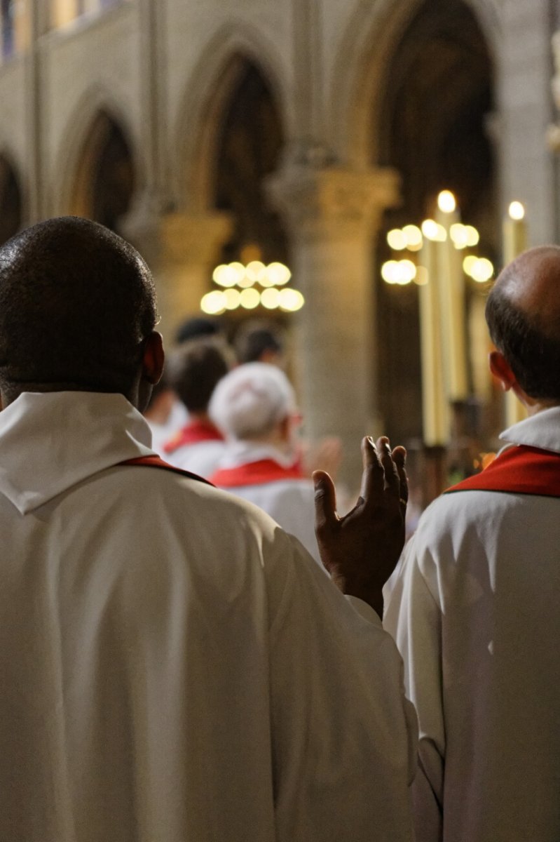 L'imposition des mains est le signe de la continuité du sacrement de (…). © Yannick Boschat / Diocèse de Paris.