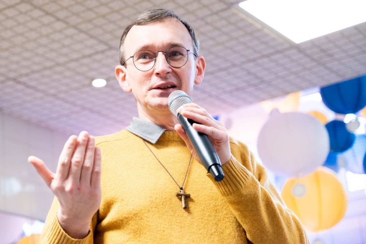 Hiver Solidaire fête ses 15 ans. Père Bernard Maës, curé de la paroisse (…). © Camille Rorive.