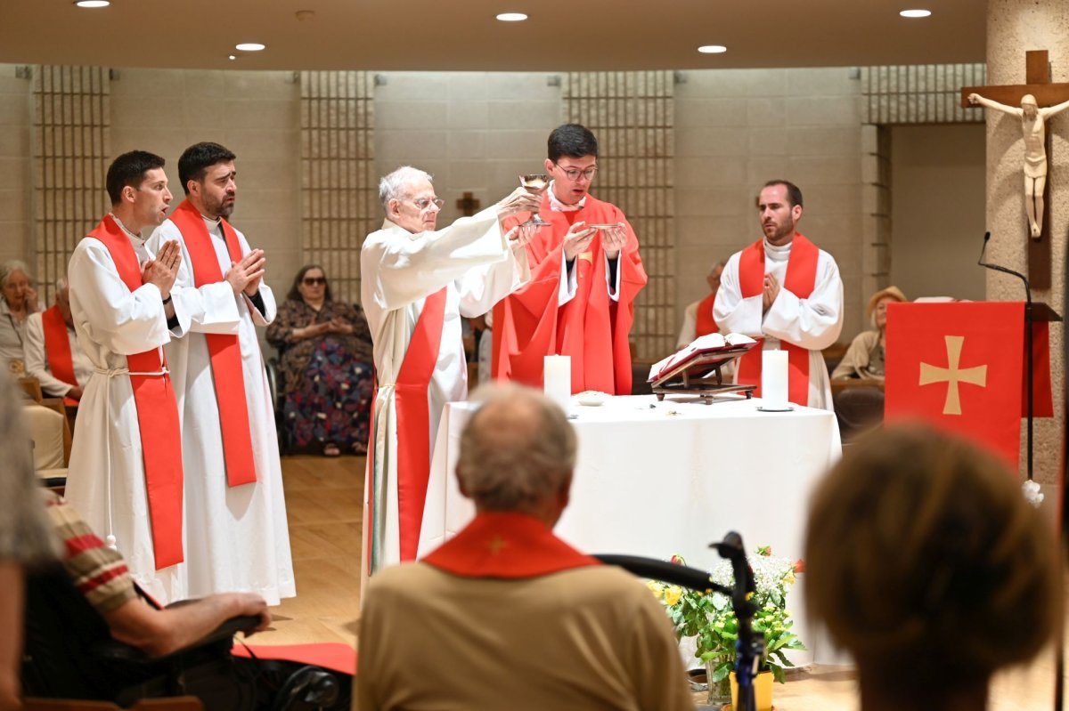 Messe des nouveaux prêtres à la Maison Marie-Thérèse. © Marie-Christine Bertin / Diocèse de Paris.