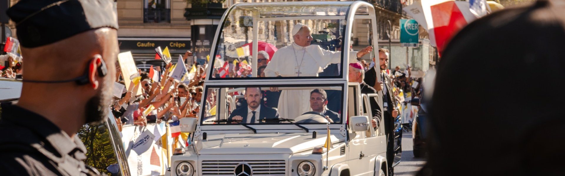 Trajet en papamobile du pape Léon XIV. (c) Gabriel Laroche / Diocèse de Paris.