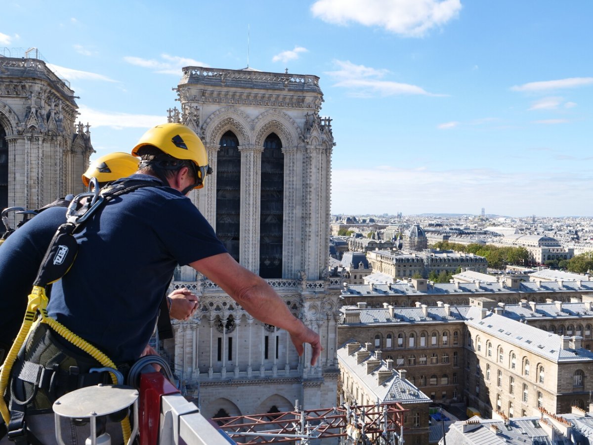 Notre-Dame de Paris. Depuis une nacelle du chantier de sécurisation administré par l'Établissement public, Didier Cuiset, directeur d'Europe Échafaudage, coordonne le démontage de l'échafaudage. © Laurence Faure / Diocèse de Paris.