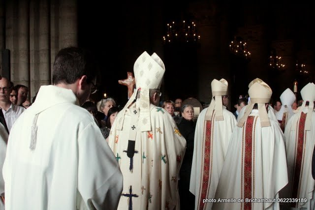 Procession messe chrismale Notre-Dame de Paris. © Armelle de Brichambaut.