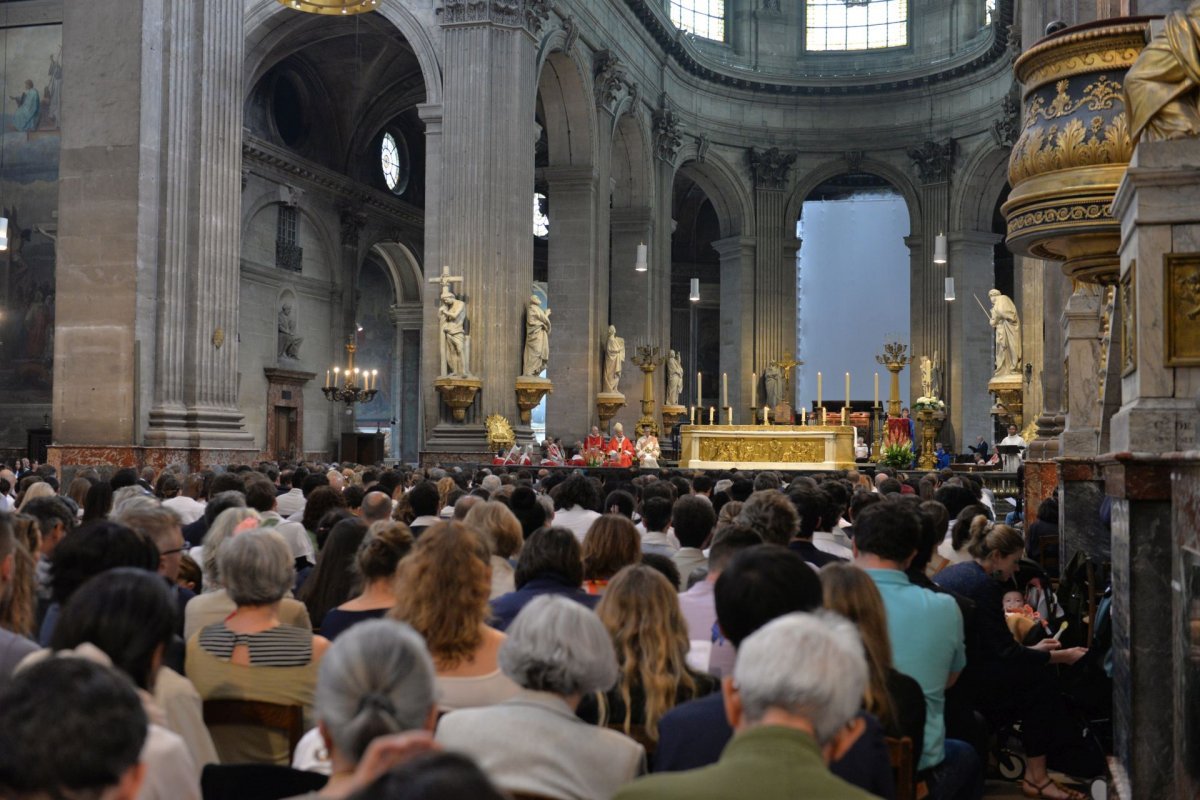 Confirmation des adultes au cours de la Vigile de Pentecôte 2023, (…). © Marie-Christine Bertin / Diocèse de Paris.