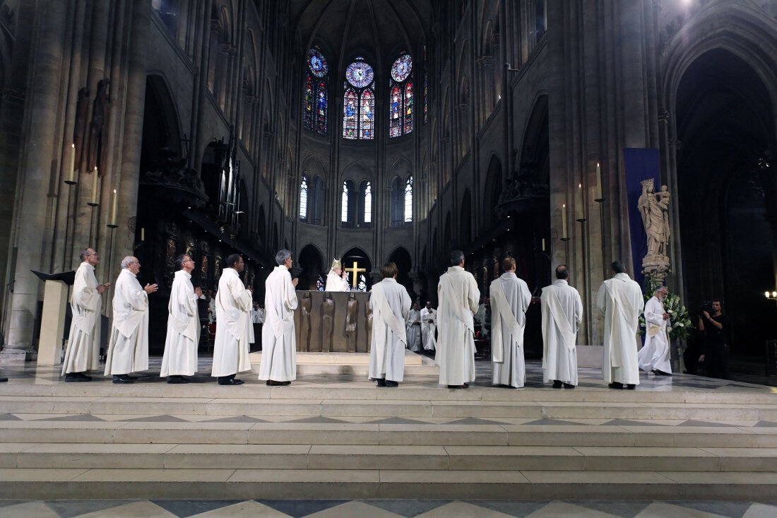 Les diacres confient leurs ministères à la Vierge Marie. © Yannick Boschat / Diocèse de Paris.