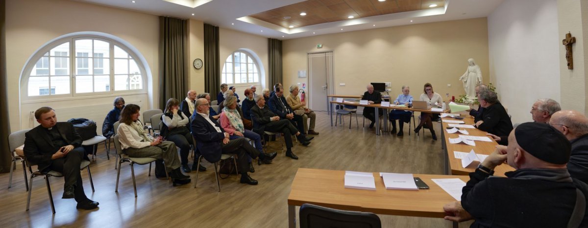 Clôture de l'enquête diocésaine pour la cause en canonisation de Mgr (…). © Yannick Boschat / Diocèse de Paris.