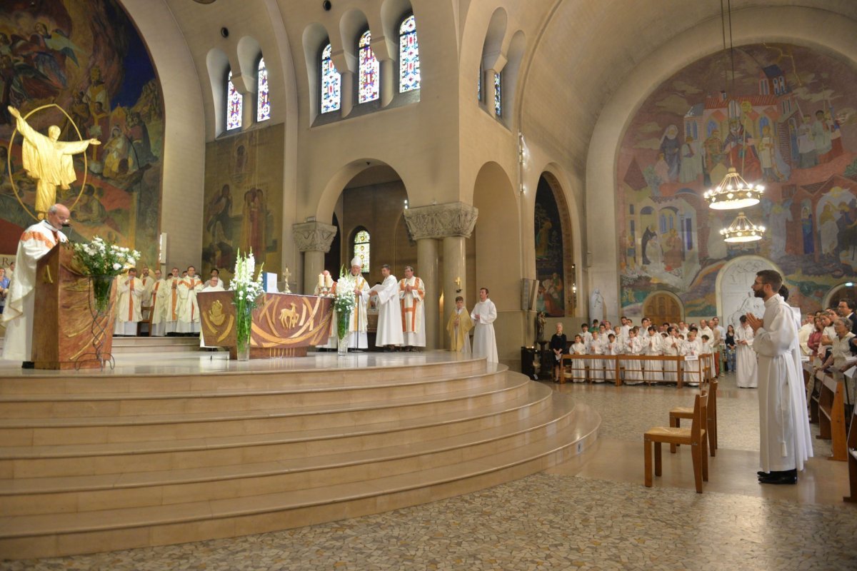 Ordinations diaconales en vue du sacerdoce à Saint-Ferdinand des Ternes (17e). © Marie-Christine Bertin / Diocèse de Paris.