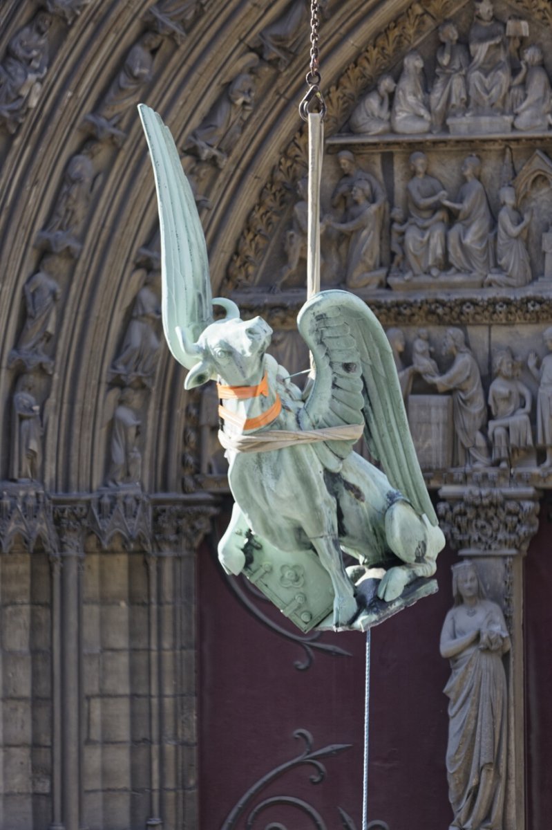 Dépose des 16 statues de la flèche de Notre-Dame de Paris. © Yannick Boschat / Diocèse de Paris.