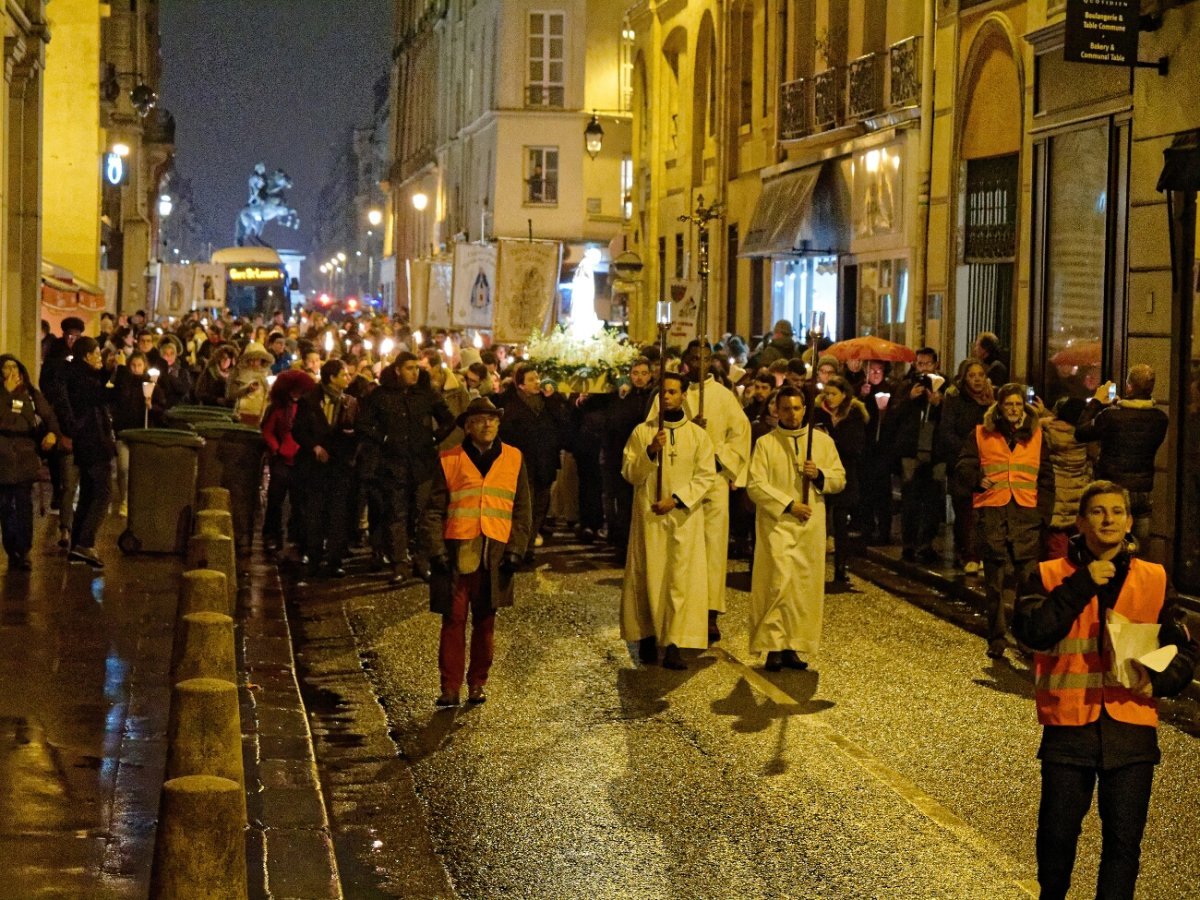 Procession Mariale, halte à Notre-Dame des Victoires. © Yannick Boschat / Diocèse de Paris.