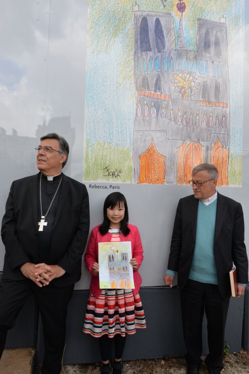 Inauguration de l'exposition de dessins au pied de la cathédrale. © Marie-Christine Bertin / Diocèse de Paris.