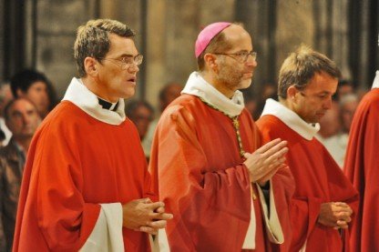 Mgr de Dinechin, accompagné du P. Antoine d'Augustin (à gauche) et du (…). 