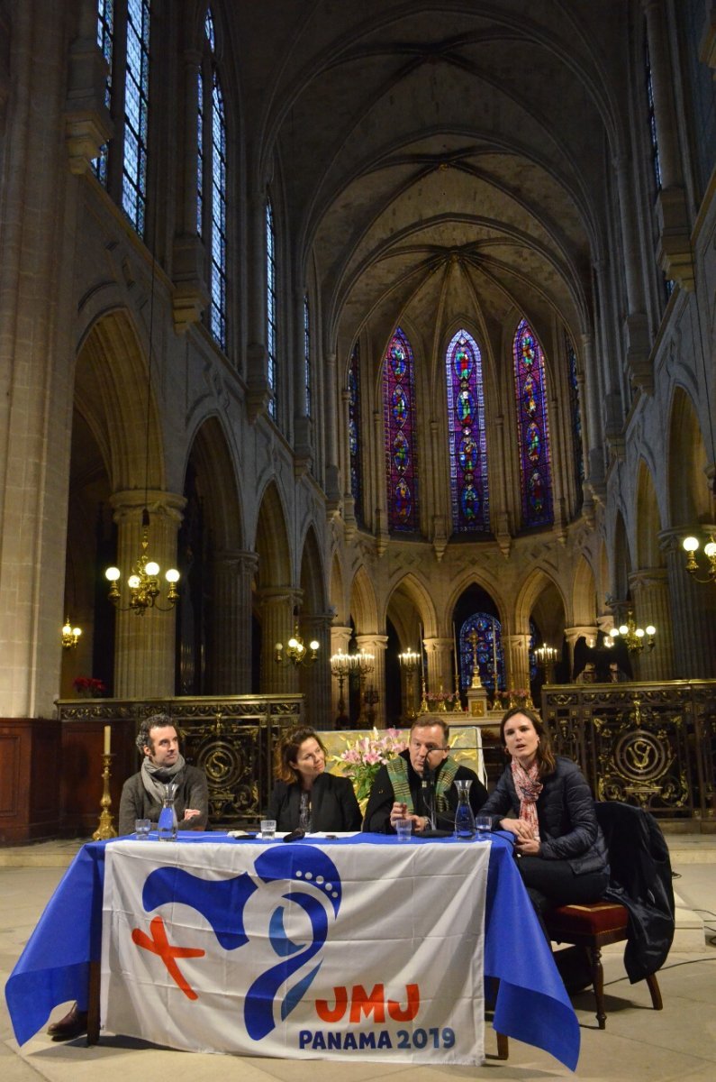 Table-ronde sur l'écologie intégrale à Saint-Germain l'Auxerrois. © Michel Pourny / Diocèse de Paris.