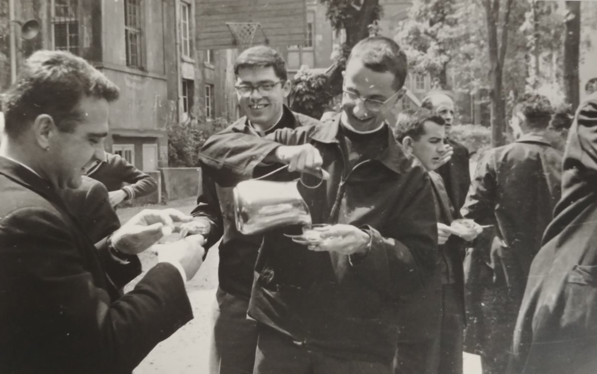 En 1964, dans le jardin du Séminaire des Carmes. © D. R. / Archives du père Étienne Ostier.